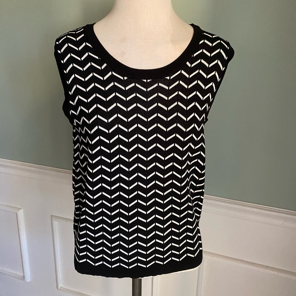 Black and White Knit Chevron Sleeveless Shell by Olive & Oak – size M